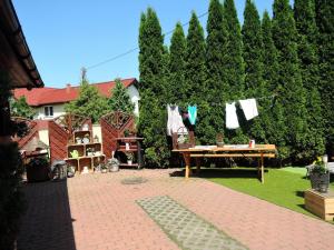 un patio con una mesa y ropa colgada en una línea de ropa en Comfortable holiday home for 12 people, Ko czewo, en Kołczewo