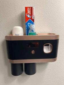 un dispensador de papel higiénico en la pared en Cozy LED Condo: 2BR, 2BA Apt, en Charlotte