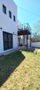 un edificio blanco con una terraza a un lado en Dpto Tiempo Presente en Colón