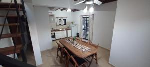 a kitchen and dining room with a table and chairs at Dpto Tiempo Presente in Colón