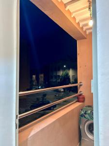 una ventana con vistas a la ciudad por la noche en Appartement de luxe Marrakech Menara en Marrakech