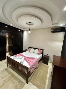 1 dormitorio con 1 cama grande y techo en Appartement de luxe Marrakech Menara en Marrakech