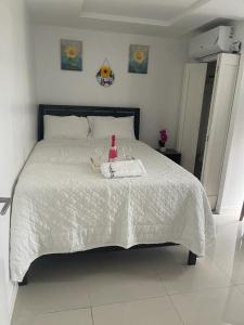 Un pat sau paturi într-o cameră la Finest Accommodation Apt #408 Bayfront Villa Portmore St Catherine