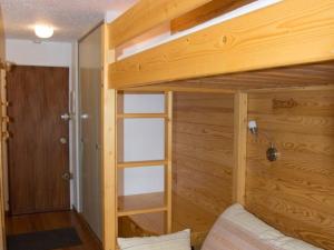 a bunk bed in a tiny house at Studio Montgenèvre, 1 pièce, 3 personnes - FR-1-266-222 in Montgenèvre