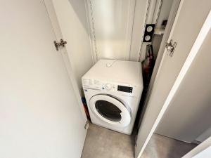 - Lavadora y secadora en una habitación pequeña en Chalet Jullouville, 3 pièces, 4 personnes - FR-1-361-529, en Jullouville-les-Pins