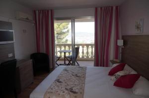 Postel nebo postele na pokoji v ubytování Logis Hotel Le Col De L'ange