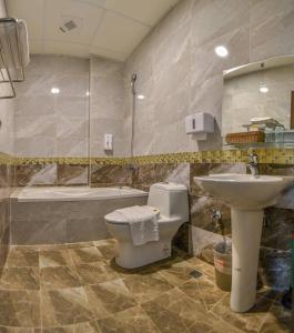 y baño con aseo, lavabo y bañera. en Ruisui Style B&B en Ruisui