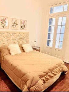 מיטה או מיטות בחדר ב-Hermoso departamento en San Telmo