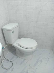 La salle de bains est pourvue de toilettes blanches. dans l'établissement chill chill long beach hostel, à Ko Lanta
