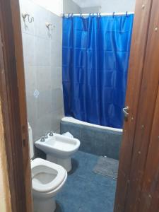 een badkamer met een toilet, een bad en een wastafel bij Cabaña Lo de Sergio in Colonia Carlos Pellegrini