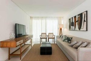 TV a/nebo společenská místnost v ubytování Lindo chalé em Carneiros com piscina privativa, 4Quartos