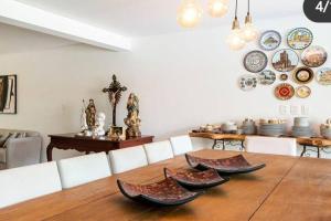 Posezení v ubytování Lindo chalé em Carneiros com piscina privativa, 4Quartos + 8 fotografií