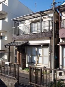 東京的住宿－Lido Urayasu，公寓大楼设有阳台和围栏