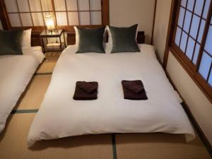 東京的住宿－Lido Urayasu，一张大白色的床,房间配有两个枕头