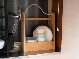 東京的住宿－Lido Urayasu，浴室内装有板子和碗的木柜