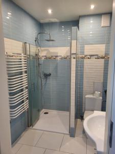 a bathroom with a shower and a toilet and a sink at BORNE militaria wygodne mieszkanei dla 5 osób in Borne Sulinowo