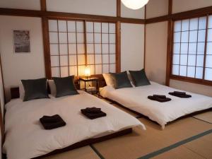 東京的住宿－Lido Urayasu，客房内的两张床和毛巾