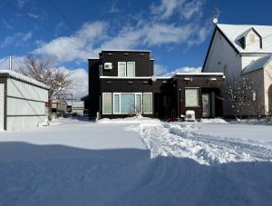 東川町にあるKitamachi Homeの雪の多い家
