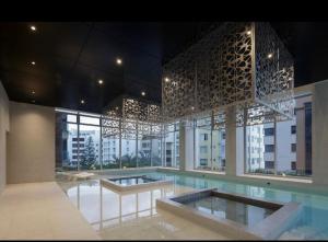 a large building with a swimming pool in a building at Oh 801,Suit de lujo en Gonzalez Suarez in Quito