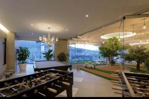 Habitación con mesa de ping pong y mesa de billar. en Oh 801,Suit de lujo en Gonzalez Suarez en Quito
