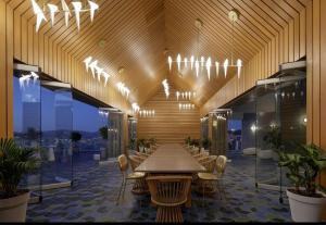 a dining room with a table and chairs and lights at Oh 801,Suit de lujo en Gonzalez Suarez in Quito
