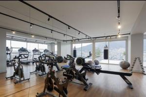 a gym with several treadmills and exercise bikes at Oh 801,Suit de lujo en Gonzalez Suarez in Quito