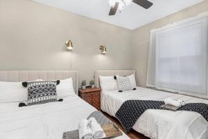 um quarto com 2 camas e uma janela em Chic, modern retreat, kids&dog friendly, DT Matthews em Charlotte