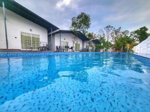 A piscina localizada em Rashiva Resort ou nos arredores