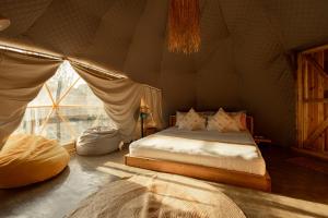 Postel nebo postele na pokoji v ubytování Domes and Dreams Lio Glamping