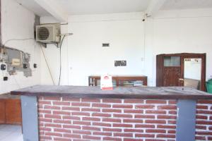 un comptoir en briques dans une pièce avec un mur en briques dans l'établissement OYO Life 93284 Kos Cendana Raya, à Mataram