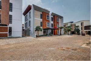 an empty street with some buildings on it at OYO Life 93289 Jelita Residence 2 in Semarang