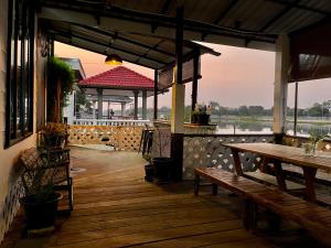 Restaurace v ubytování บ้านรักษ์ Baan Rak