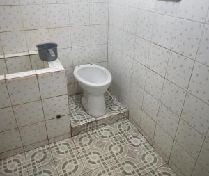 A bathroom at OYO Life 93256 Kos Meninting