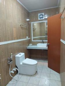 a bathroom with a toilet and a sink at Oi Beach in Maamigili