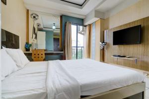 Posteľ alebo postele v izbe v ubytovaní OYO Life 93310 Apartemen Tamansari Panoramic By Santuy 2
