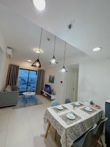een eetkamer en een woonkamer met een tafel en stoelen bij Luxury apartment in Masteri Thao Dien Free Gym, Pool in Ho Chi Minh-stad