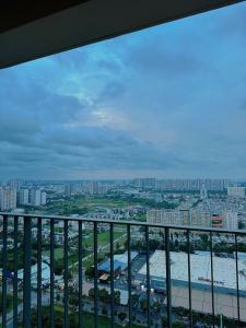 een balkon met uitzicht op de stad bij Luxury apartment in Masteri Thao Dien Free Gym, Pool in Ho Chi Minh-stad