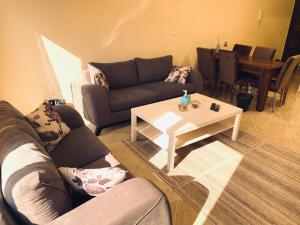 Posezení v ubytování Cozy 2 BR in New Cairo City - Gated Compound