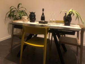 un tavolo con due sedie e due bottiglie di vino di Stadia Suite a Verona