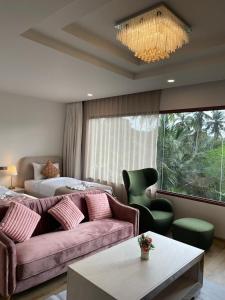 - un salon avec un canapé et un lit dans l'établissement The Willow Phangan, à Ko Pha Ngan