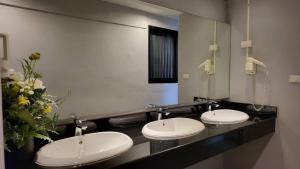 La salle de bains est pourvue de 2 lavabos et d'un grand miroir. dans l'établissement Terminal58hostel@town, à Ban Lo Long