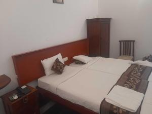 Una cama o camas en una habitación de OYO Orange Resort ECR