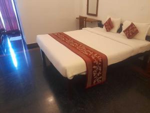 Cama ou camas em um quarto em OYO Orange Resort ECR