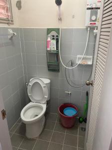 a small bathroom with a toilet and a shower at ครัวบ้านเอื้อ ห้องพักรายวัน in Ban Thung Sawang