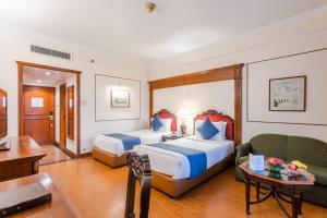 een hotelkamer met 2 bedden en een bureau bij The Everest Hotel in Kathmandu
