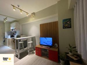 Habitación con cocina con escritorio y TV. en Affordable Vacation Rental in San Jose Del Monte Bulacan, en Tunkong Manga