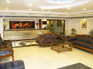 uma grande sala de estar com sofás e uma mesa em Hotel Lawrence, Amritsar em Amritsar