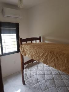 プンタ・デル・エステにあるCasa en Punta Ballenaのベッドルーム(ベッド1台、窓付)