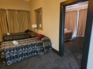 Voodi või voodid majutusasutuse Gateway Motor Inn toas