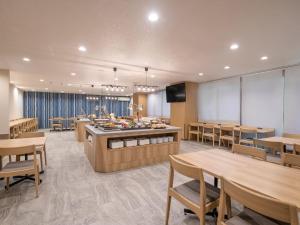 a restaurant with tables and chairs and a buffet at HOTEL MYSTAYS Atsugi in Atsugi